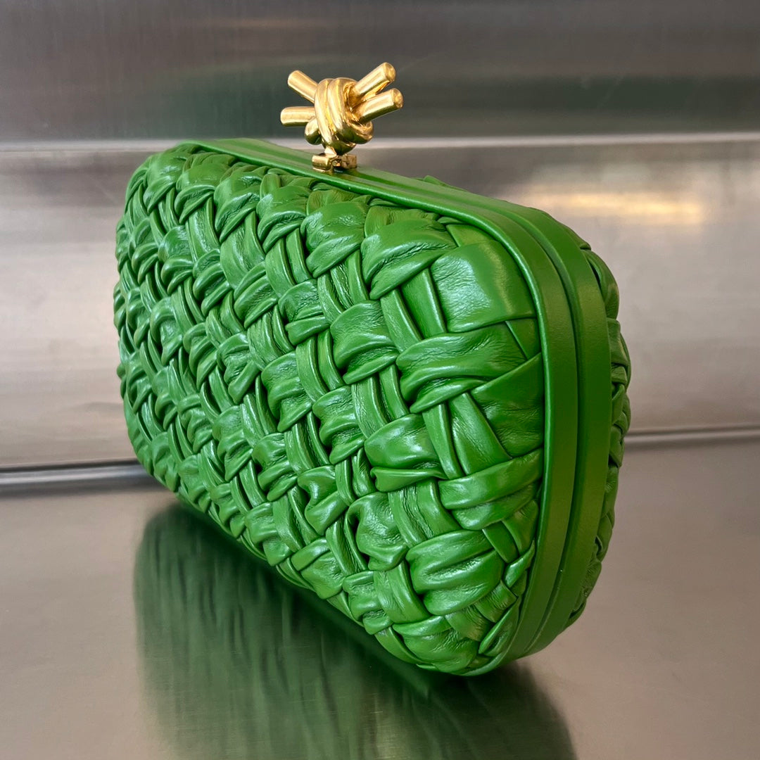 KNOT 19 IN EMERALD GREEN LAMBSKIN