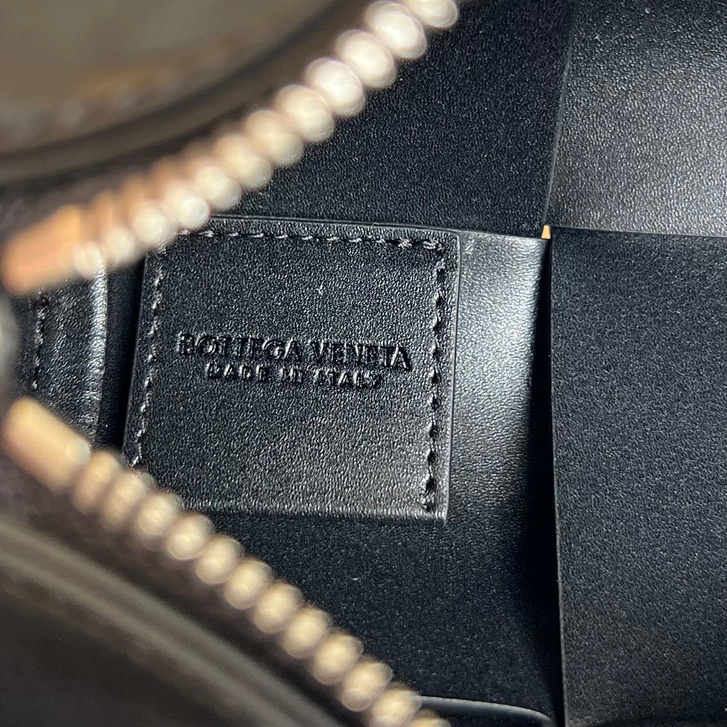 BOTTEGA VENETA SMALL CYLINDER CASSETTE 21 IN BLACK CALFSKIN