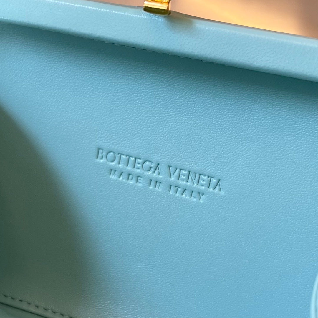 KNOT 20 IN BLUE PASTEL LAMBSKIN
