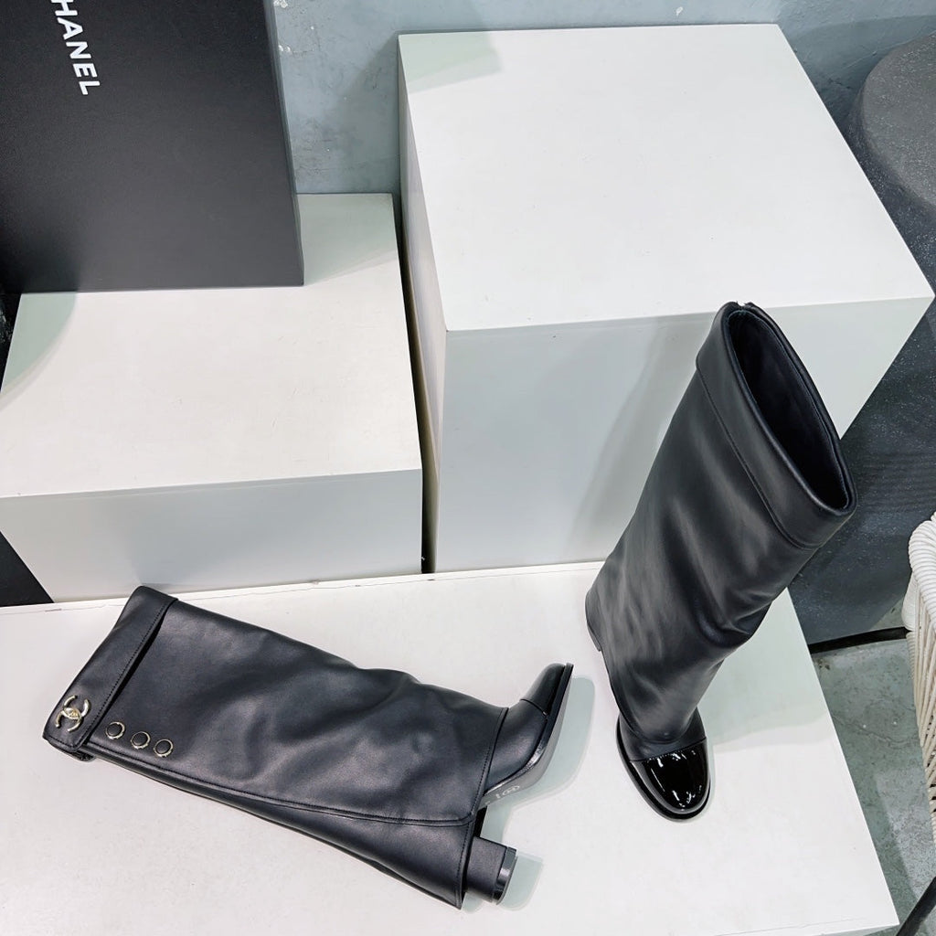 CHANEL HEELED KNEE-HIGH BOOTS 25S 85 MM IN BLACK LAMBSKIN WITH GOLD HARDWARE