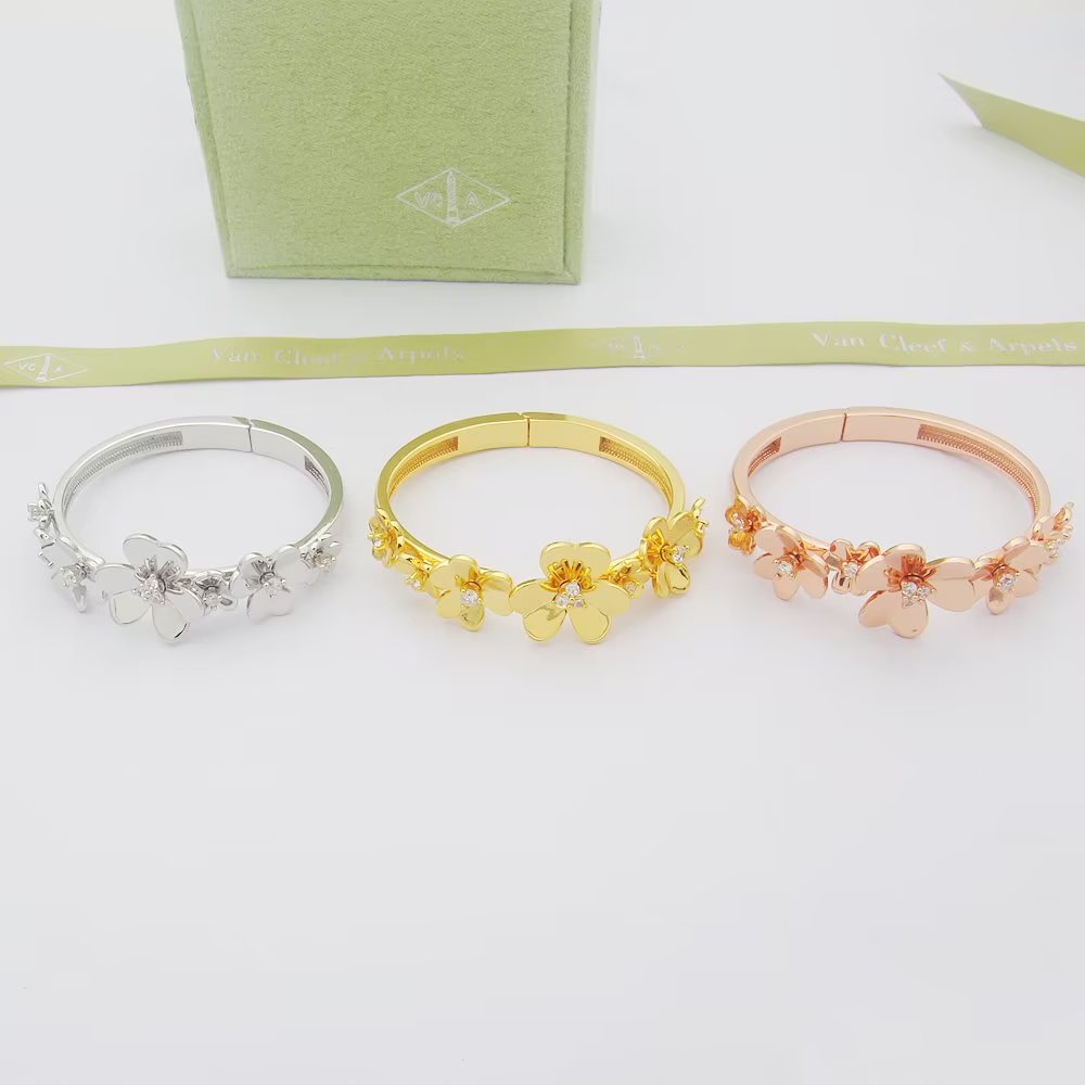 18K Frivole Seven Flowers Bracelet