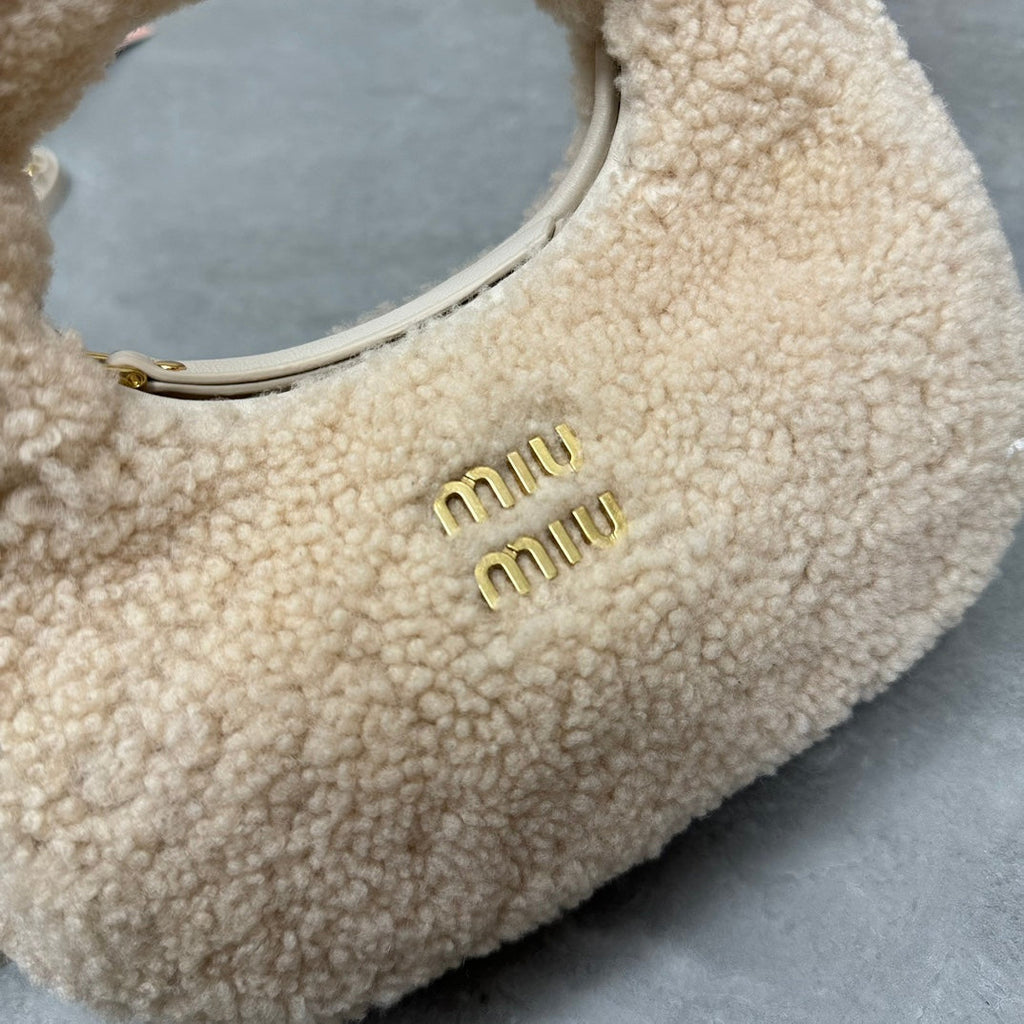 WANDER HOBO BAG 18 IN BEIGE SHEARLING