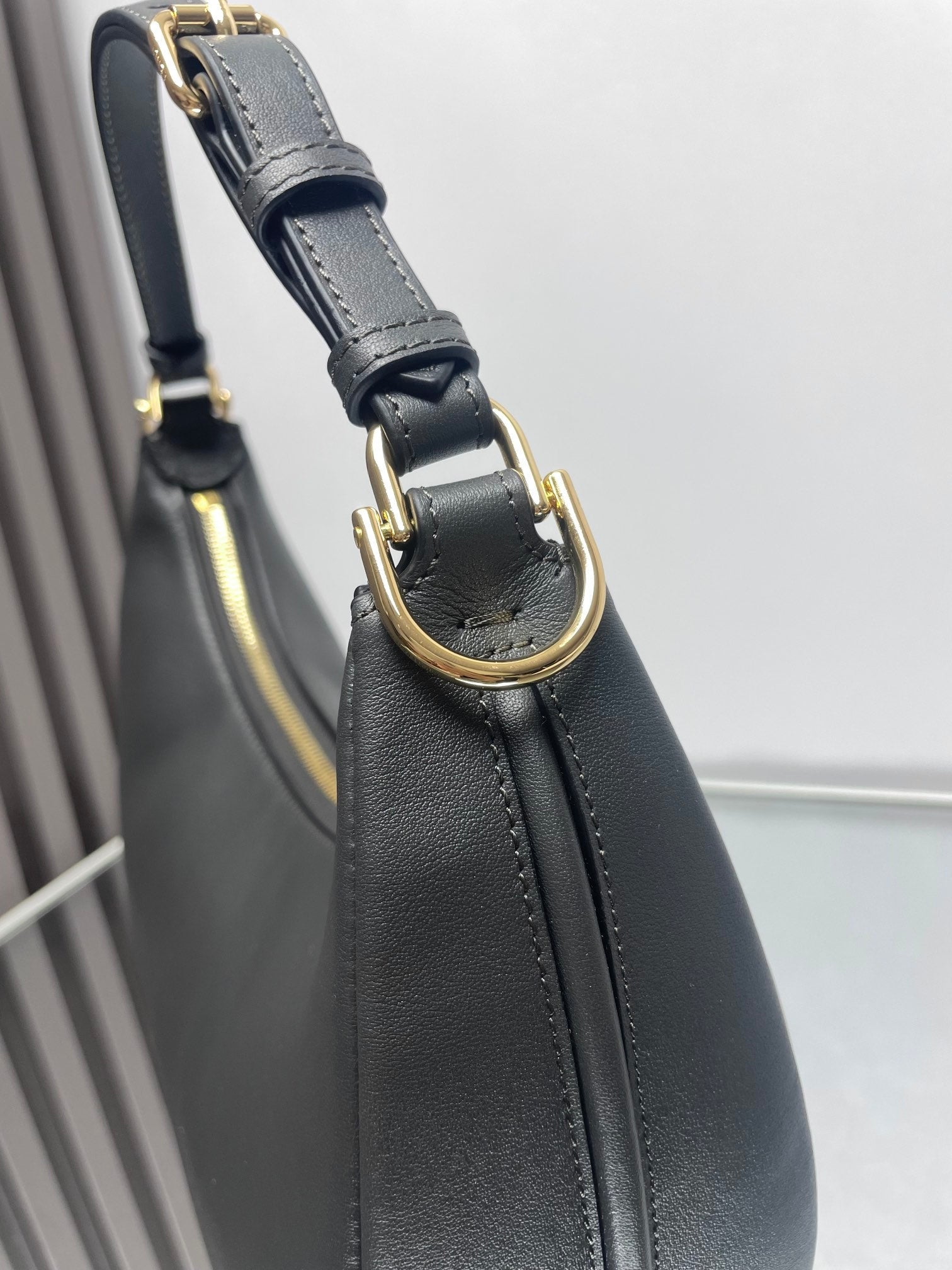 FENDIGRAPHY MEDIUM 29 IN BLACK SMOOTH LAMBSKIN GOLD HARDWARE