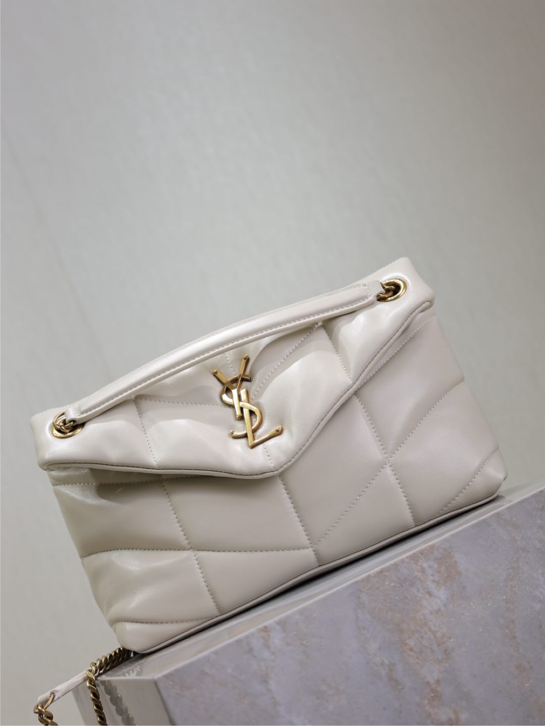 YSL 25S LOULOU PUFFER MM 29 IN BLANC VINTAGE CALFSKIN GOLD HARDWRE